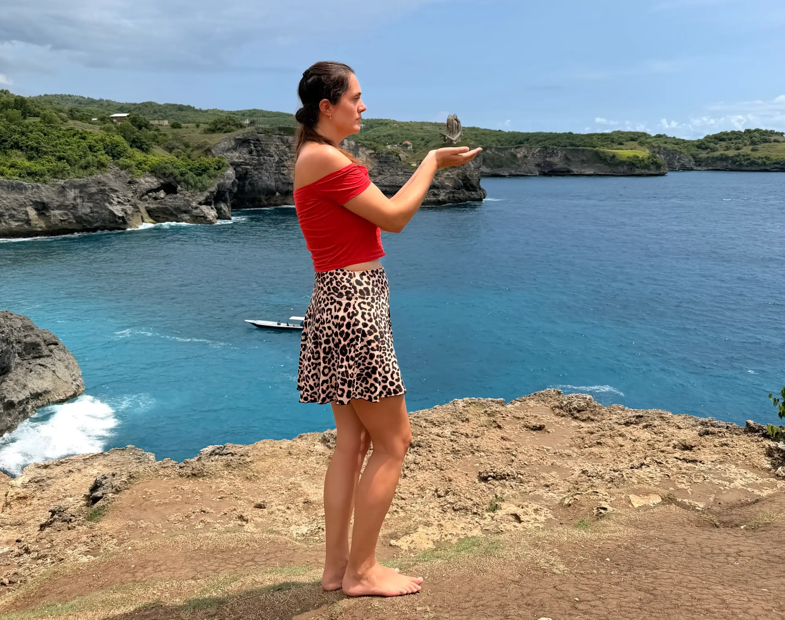 She Travels Alone, Never Unconnected — Solo Women & the Freedom of eSIM | IbiPoint